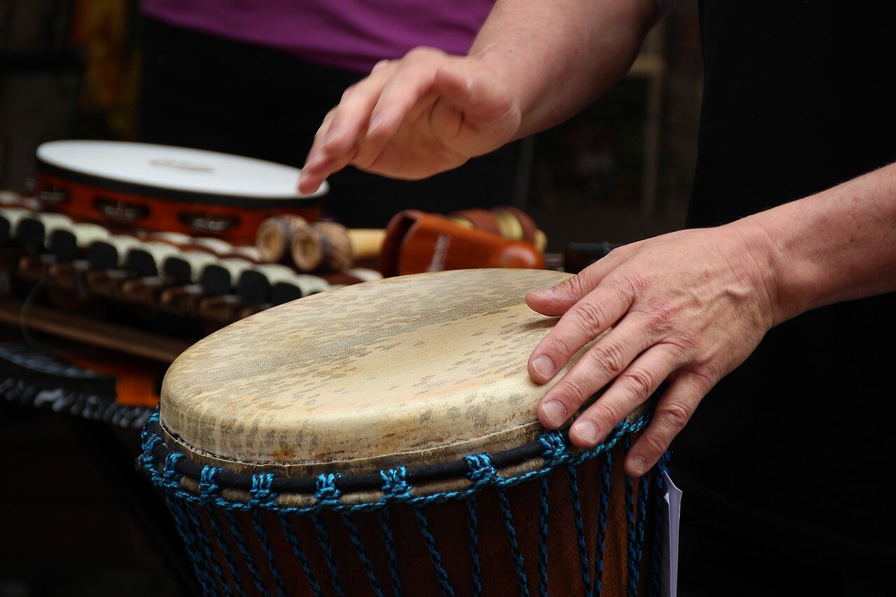 Jakie są instrumenty perkusyjne? Podział instrumentów perkusyjnych.